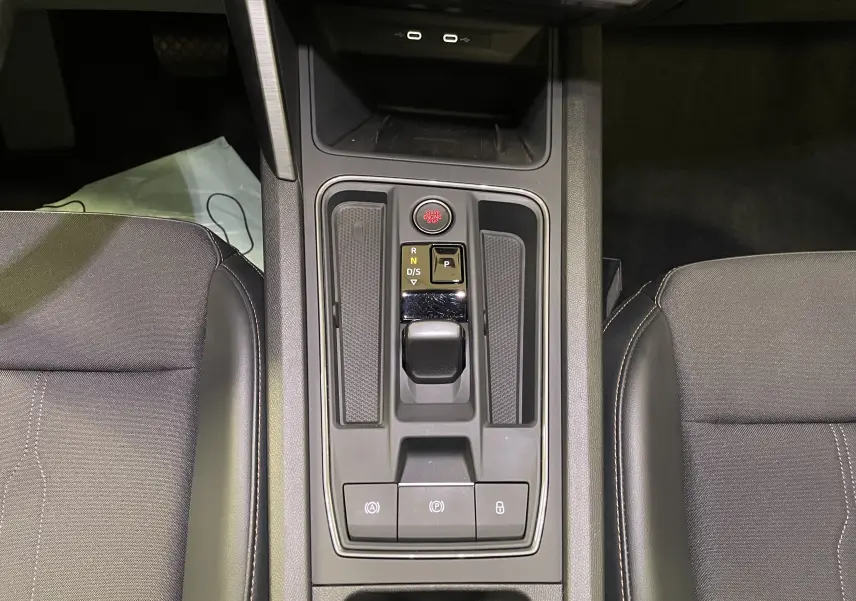 Vue plongeante sur la console centrale du CUPRA Formentor 1.5 TSI 150 DSG7 VZ-LINE 2023 avec levier de vitesse et boutons de commande.
