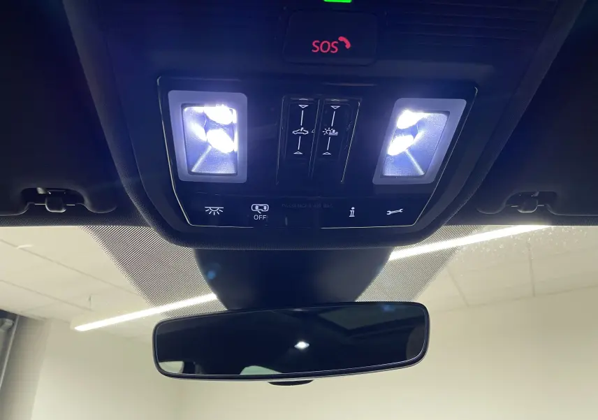 Plafonnier allumé avec commandes et bouton SOS au-dessus du rétroviseur intérieur d'une CUPRA Formentor 2023