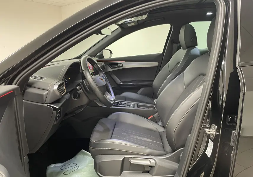 Vue intérieure côté conducteur du CUPRA Formentor 1.5 TSI 150 DSG7 VZ-LINE 2023 avec sièges cuir noirs et tableau de bord moderne.