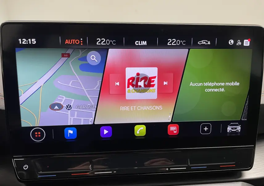 Écran tactile central du tableau de bord du CUPRA Formentor 2023 affichant navigation, radio et climatisation.
