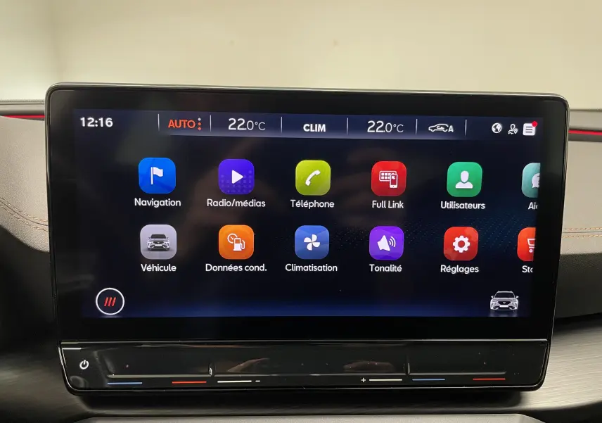 Écran tactile central du tableau de bord du CUPRA Formentor 2023 affichant les menus de navigation et climatisation.