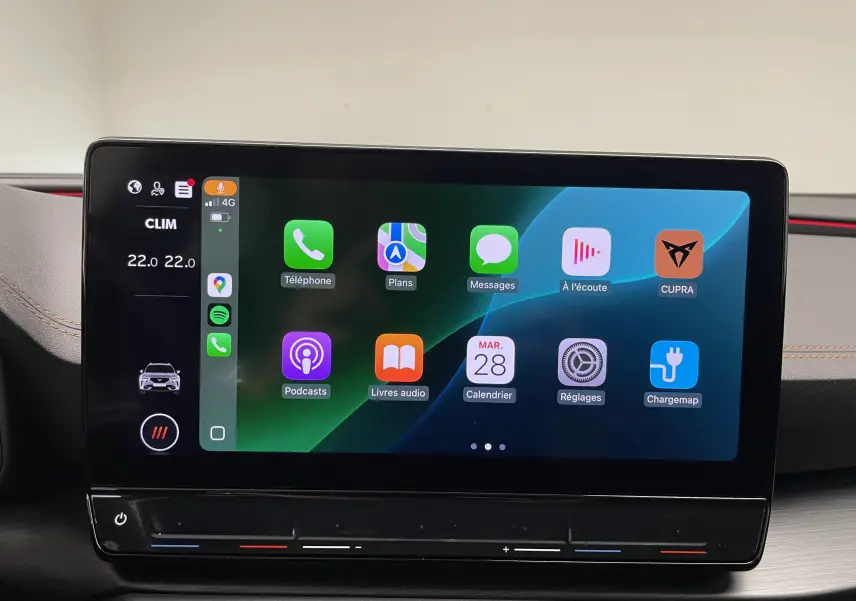 Écran tactile central du CUPRA Formentor 2023 affichant plusieurs applications avec commandes climatisation intégrées.