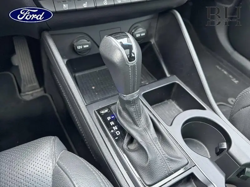 Gros plan sur le levier de vitesses automatique noir dans l'habitacle du Hyundai Tucson Phantom Black 2018.