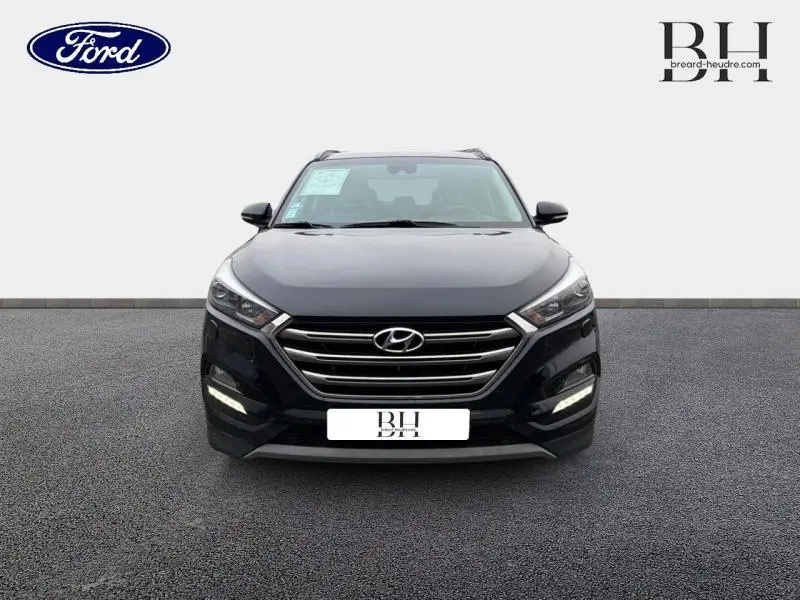 Vue avant d'un Hyundai Tucson Phantom Black 2018 avec calandre chromée et feux LED allumés.