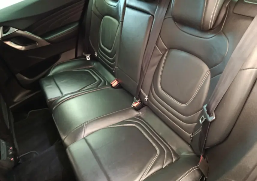 Vue intérieure des sièges arrière en cuir noir de la DS5 BlueHDi 180 Chic, avec surpiqûres apparentes et ceinture de sécurité.