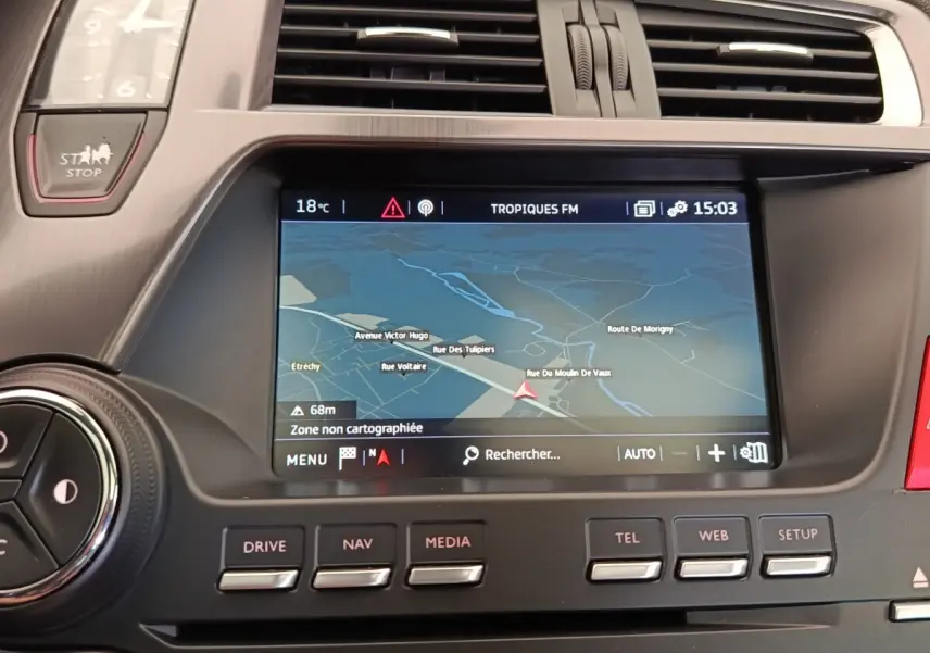 Vue rapprochée de l’écran tactile de navigation 7 pouces du tableau de bord du DS5 noir 2018.