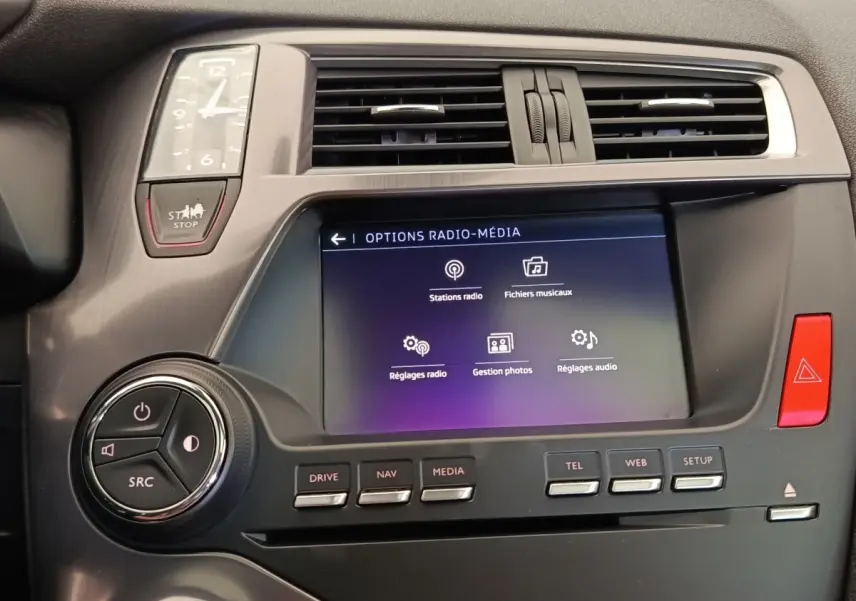 Vue rapprochée de la console centrale du DS5 2018, écran tactile radio-média avec commandes et bouton rouge d’alerte.