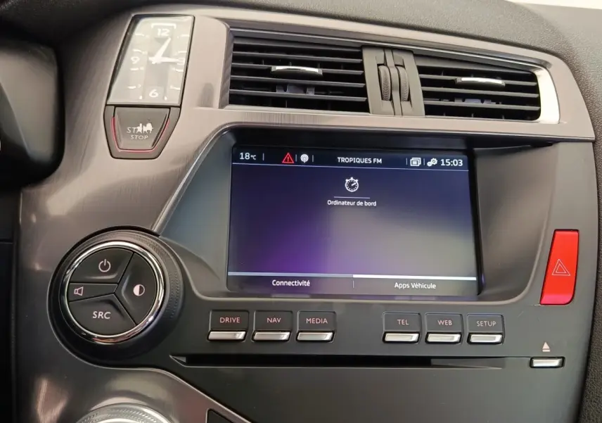 Détail du tableau de bord noir du DS5 2018 avec écran tactile central et commandes multimédia visibles.