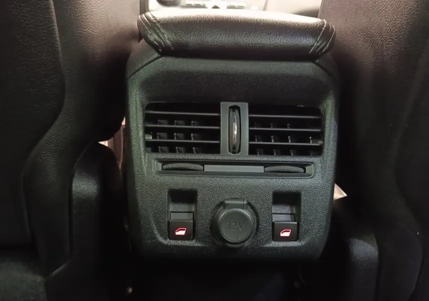 Vue rapprochée de la console centrale arrière noire du DS5 avec aérateurs et prises 12V, boutons de lève-vitres arrière.
