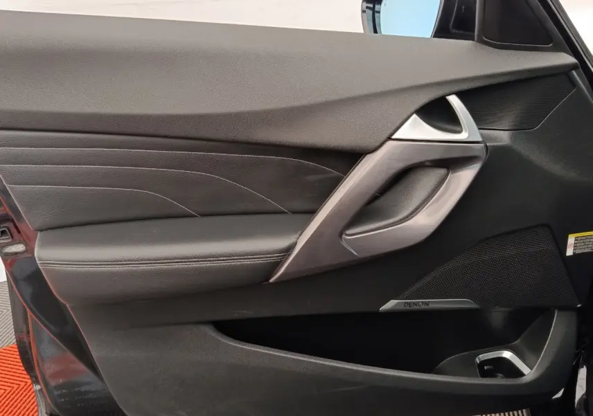 Intérieur côté conducteur de DS5 noir 2018, porte avec garniture cuir, insert métal et haut-parleur Denon.