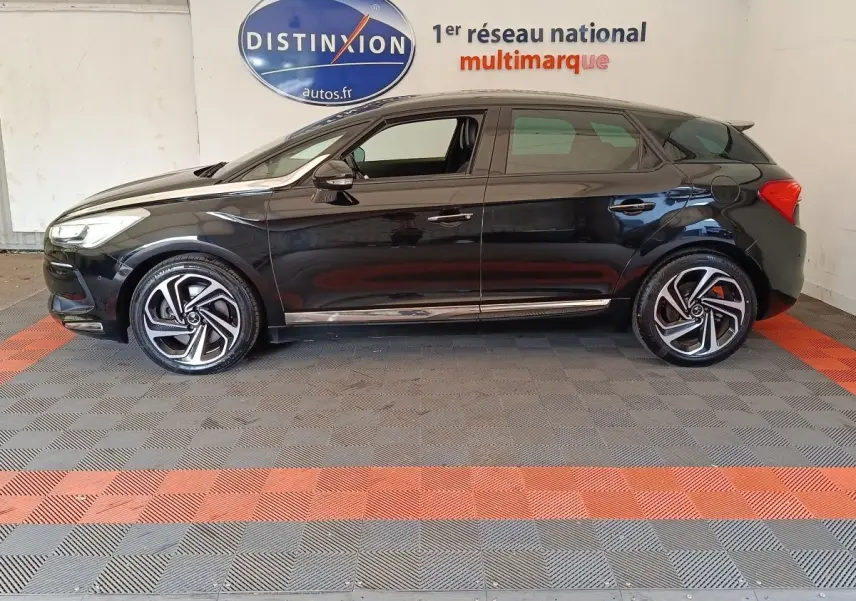 Vue de profil côté gauche d'une DS5 noire 2018 avec jantes alliage et rétroviseurs ton caisse électriques.