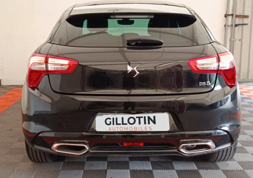 Vue arrière d'une DS5 noire 2018 avec feux LED, double sortie d'échappement chromée et logo DS bien visible.