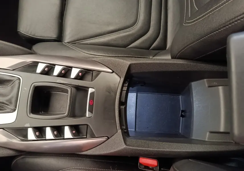 Vue plongeante sur la console centrale noire du DS5 2018 avec rangements ouverts et commandes électriques des vitres.