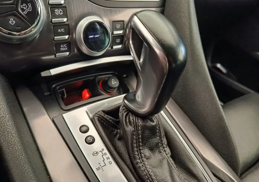 Gros plan sur le levier de vitesse automatique noir et argenté dans l’habitacle du DS5 BlueHDi 180 Chic.