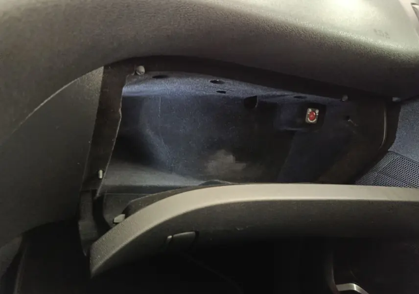 Gant de boîte à gants ouvert dans l’habitacle noir d’une DS5 BlueHDi 180 Automatique Chic 2018.