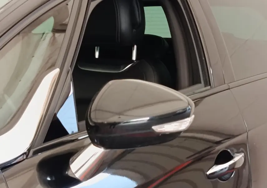 Gros plan sur le rétroviseur extérieur droit noir brillant avec clignotant intégré de la DS5 noire 2018.