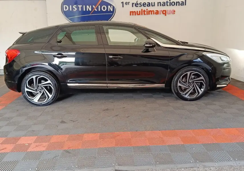 Profil côté gauche d'une DS5 noire 2018 avec jantes alliage et rétroviseurs ton caisse électriques et chauffants.