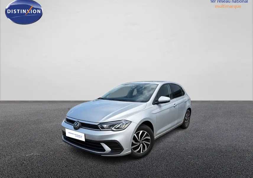 Volkswagen Polo grise vue 3/4 avant droit, avec jantes alliage et feux LED allumés.
