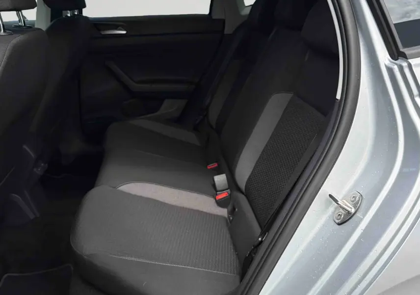 Vue intérieure côté droit des sièges arrière en tissu gris de la Volkswagen Polo 2025 gris clair.
