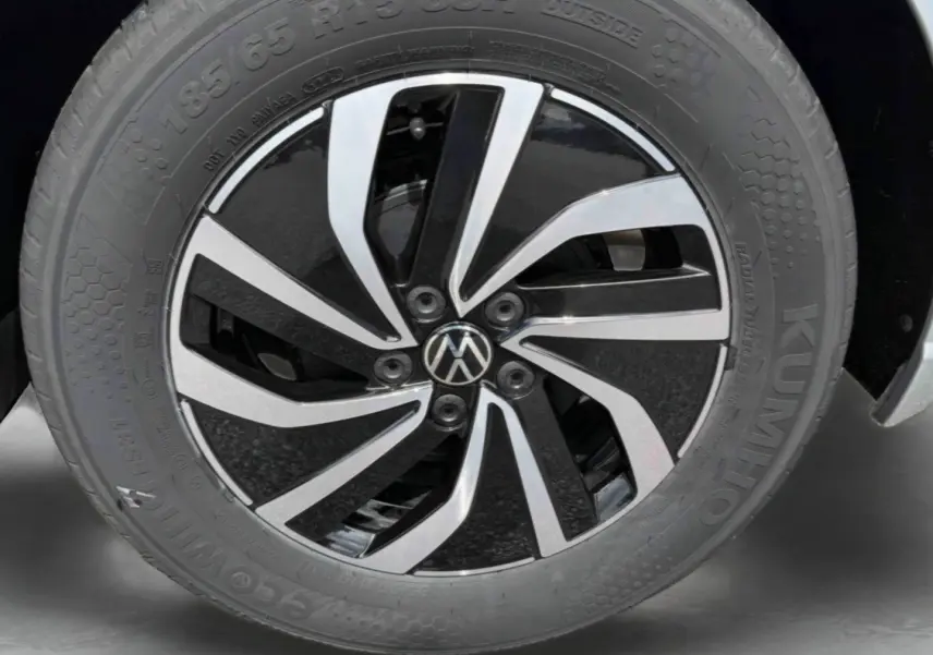 Gros plan sur la jante alliage 15 pouces bicolore noire et argentée de la Volkswagen Polo grise 2025.
