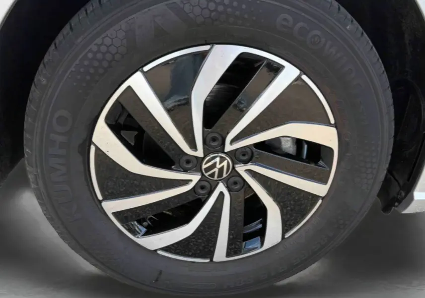 Gros plan sur la jante alliage 15 pouces bicolore de la Volkswagen Polo grise, avec logo VW au centre.