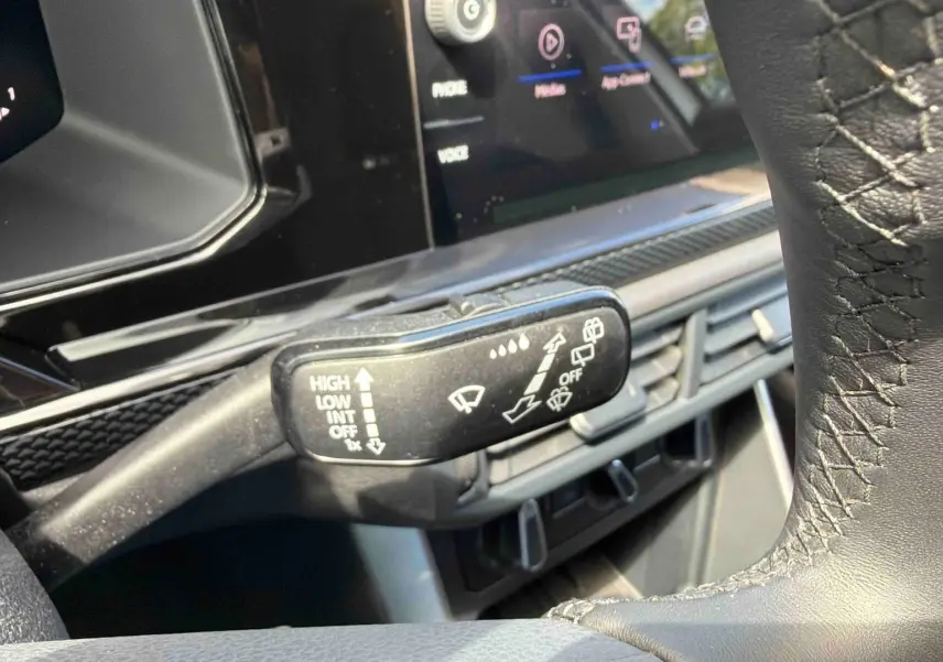 Gros plan sur la manette d’essuie-glace côté gauche du volant dans l’habitacle d’une Volkswagen Polo grise 2025.