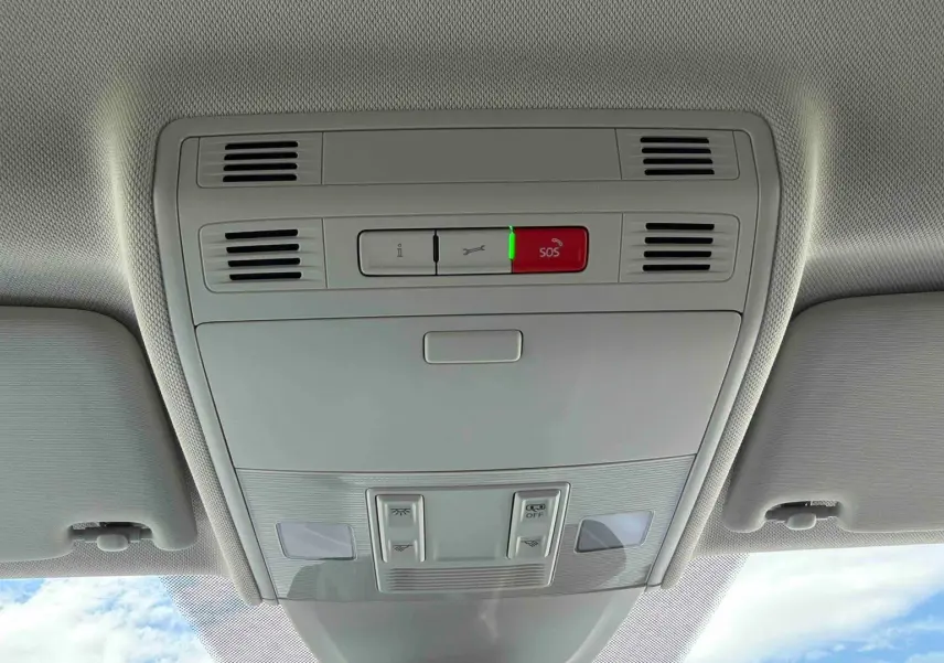 Vue intérieure du plafonnier gris clair avec commandes d'éclairage et bouton SOS de la Volkswagen Polo 2025.