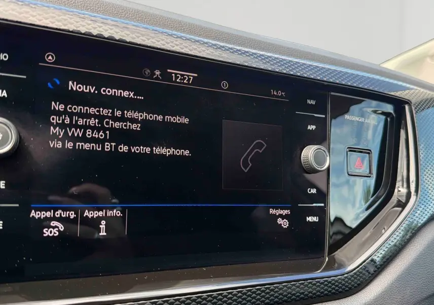 Écran tactile central du Volkswagen Polo 2025 avec interface Bluetooth et commandes autour, vue de face rapprochée.
