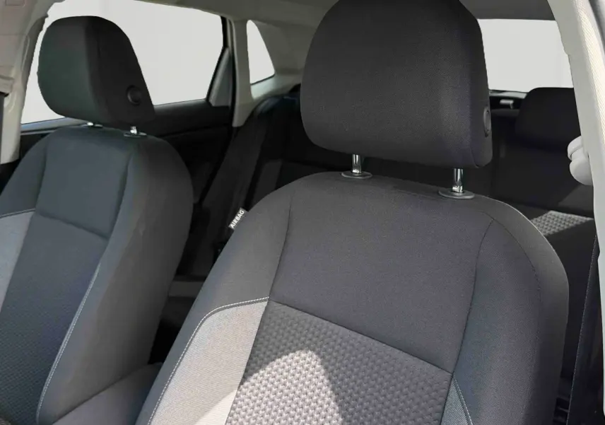 Gros plan sur les sièges avant gris foncé et clair de la Volkswagen Polo 2025, vue côté passager.