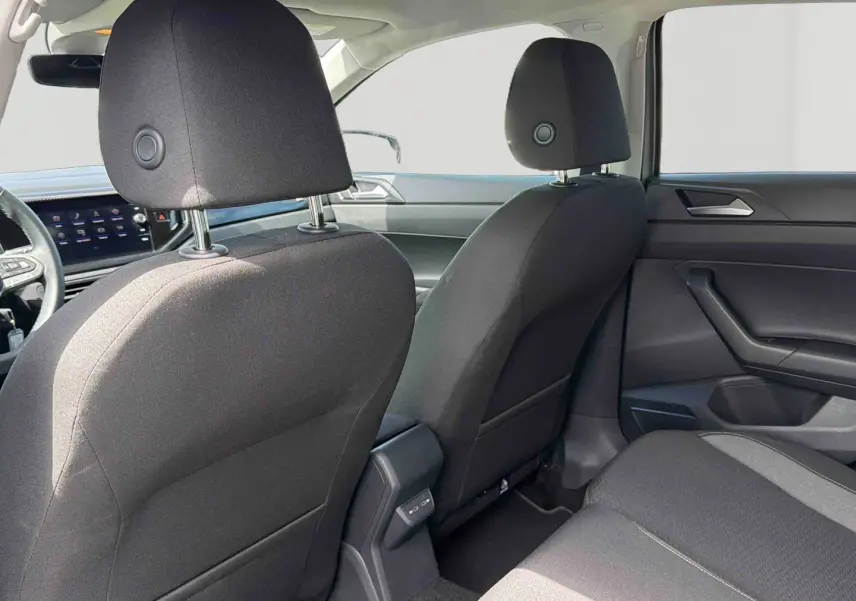 Intérieur arrière de la Volkswagen Polo 2025, vue côté droit montrant les sièges noirs et ports USB-C au centre.