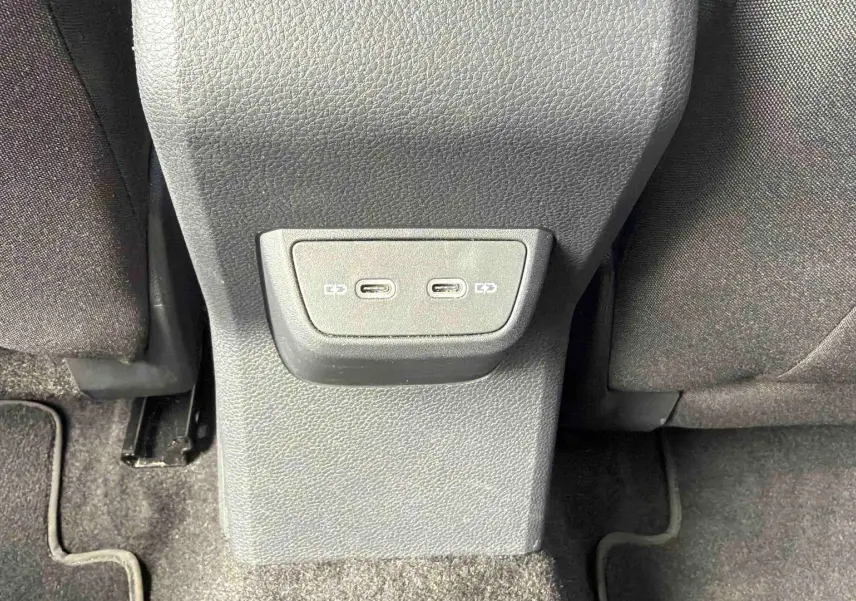 Prise USB-C double vue de près à l'arrière des sièges d'une Volkswagen Polo grise 2025.