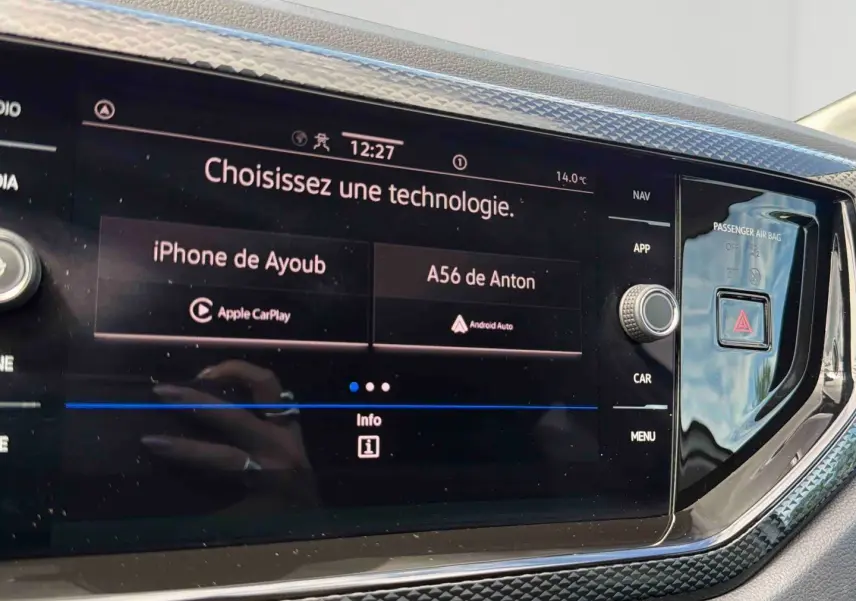 Gros plan sur l’écran tactile central du Volkswagen Polo gris 2025, affichant les options Apple CarPlay et Android Auto.