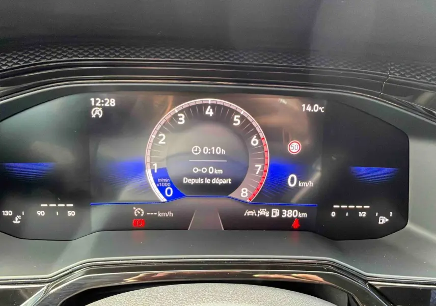 Vue rapprochée du combiné d'instruments digital de la Volkswagen Polo 2025 affichant compte-tours et informations de conduite.