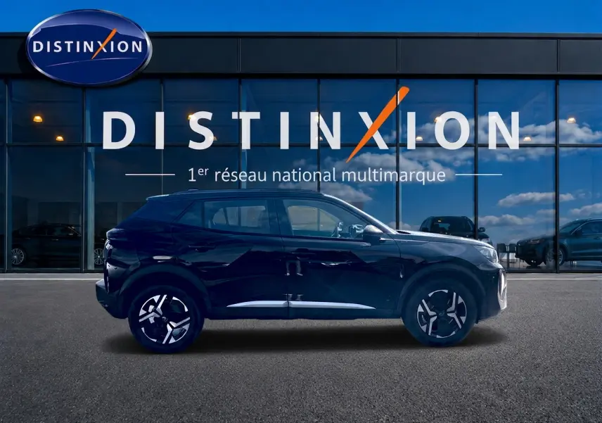 Peugeot 2008 1.2 hybrid 145 GT e-DCS6 noir, vue de profil côté gauche devant vitrine Distinxion.