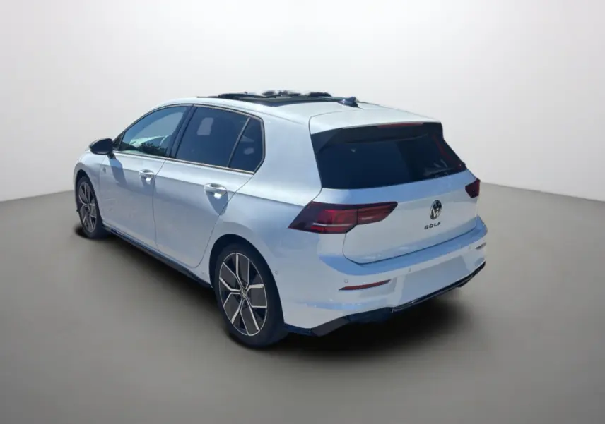 Volkswagen Golf TDI 150 DSG R-Line blanc oryx vue 3/4 arrière droit avec toit ouvrant panoramique et vitres surteintées.