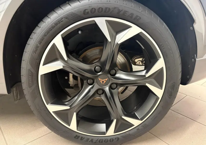 Gros plan sur la roue arrière droite d'une CUPRA Formentor gris magnétique avec pneu Goodyear visible.