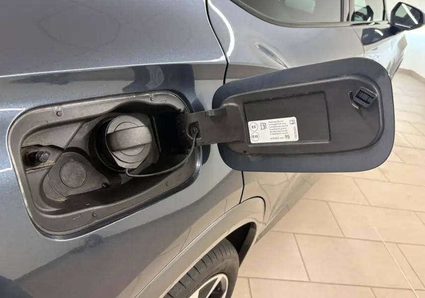 Bouchon de réservoir essence ouvert côté gauche sur CUPRA Formentor gris magnétique 2023, vue rapprochée du volet de remplissage.