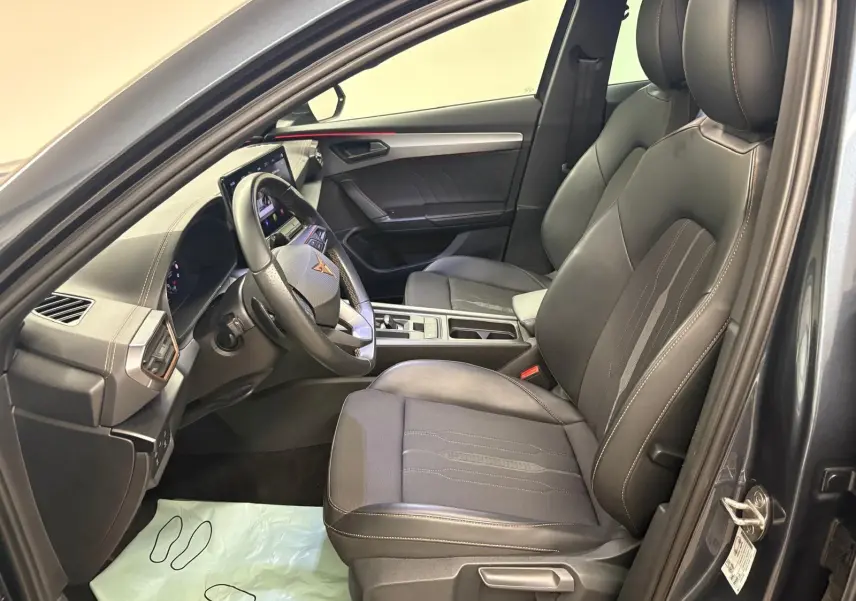 Intérieur côté conducteur du CUPRA Formentor gris magnétique 2023, sièges noirs avec surpiqûres et tableau de bord moderne.