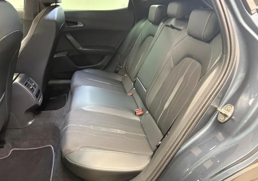 Vue côté droit de la banquette arrière en cuir et tissu gris du CUPRA Formentor 1.5 TSI 150 DSG7 VZ-LINE 2023.