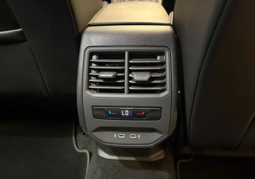 Vue rapprochée des aérateurs arrière et commandes de climatisation avec ports USB du CUPRA Formentor gris magnétique 2023.