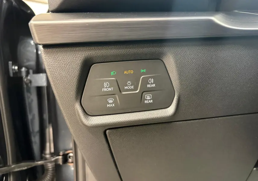 Gros plan sur le panneau de commandes d'éclairage intérieur du CUPRA Formentor gris magnétique, côté conducteur.