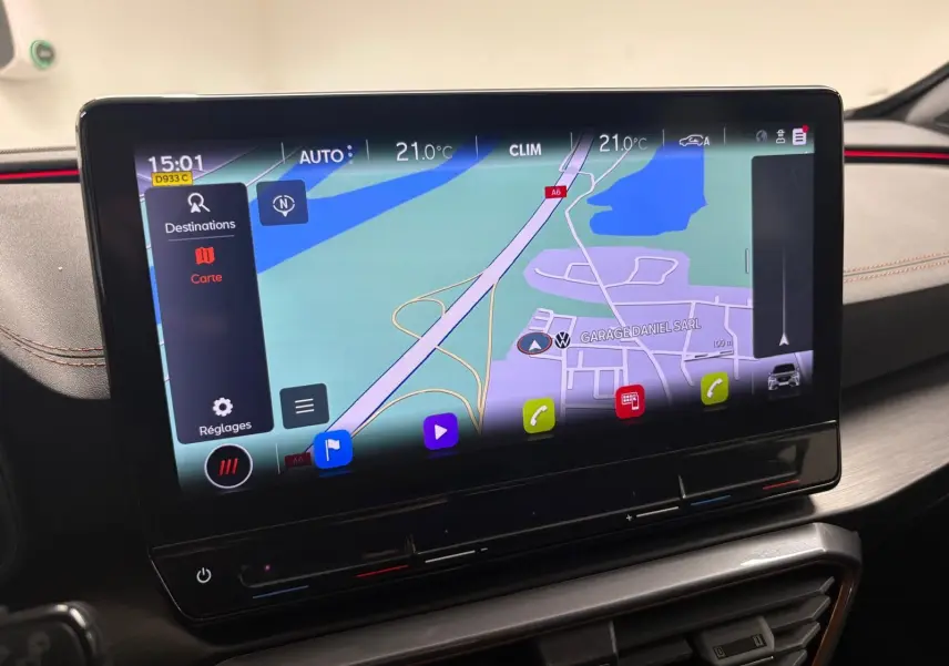 Écran tactile central du tableau de bord du CUPRA Formentor 2023 affichant la navigation GPS et les commandes climatiques.