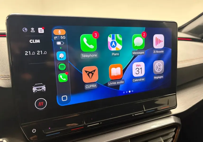 Écran tactile central du tableau de bord du CUPRA Formentor 2023 affichant les applications connectées et la climatisation à 21°C.