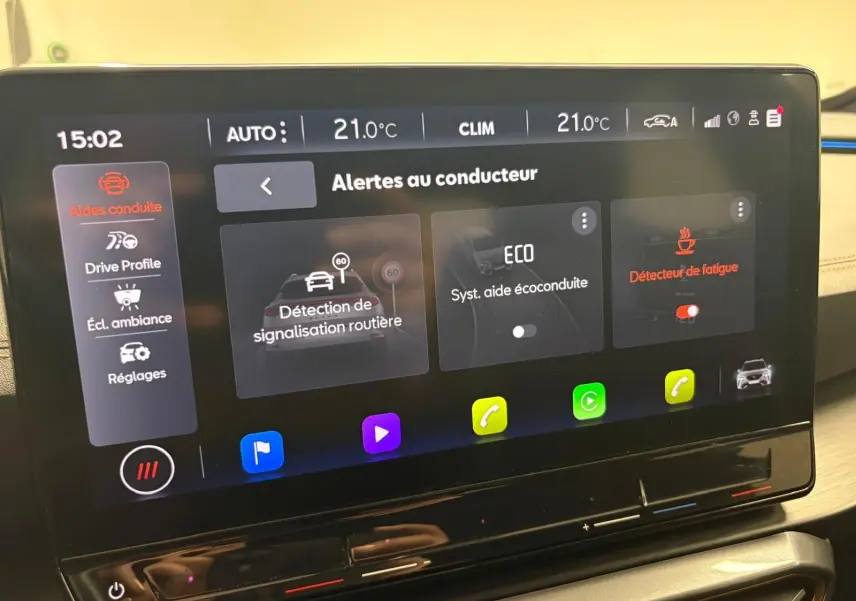 Écran tactile intérieur du CUPRA Formentor 2023 affichant les alertes au conducteur et aides à la conduite.