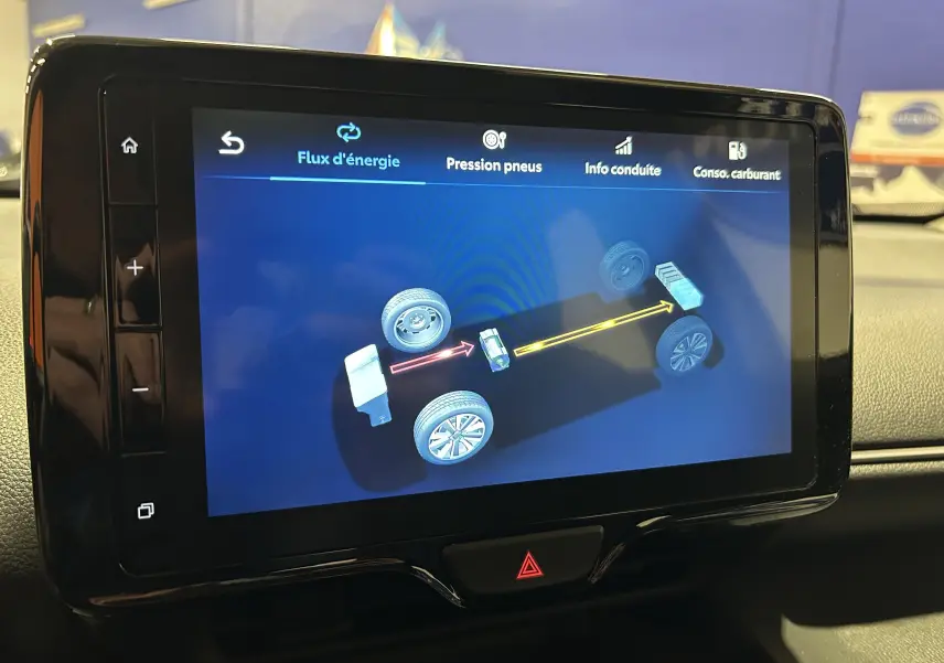Écran tactile intérieur montrant le flux d'énergie hybride sur la Toyota Yaris Cross gris minéral.