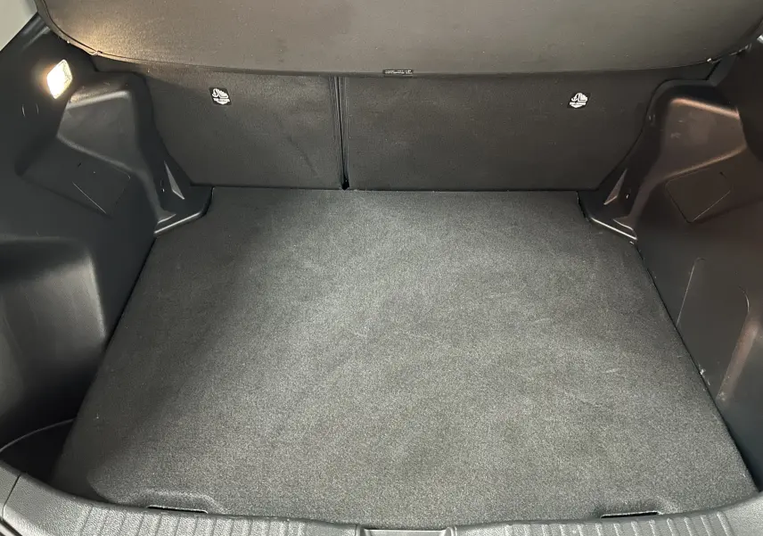 Vue intérieure du coffre spacieux et propre de la Toyota Yaris Cross gris minéral, version 116h Active MC24.