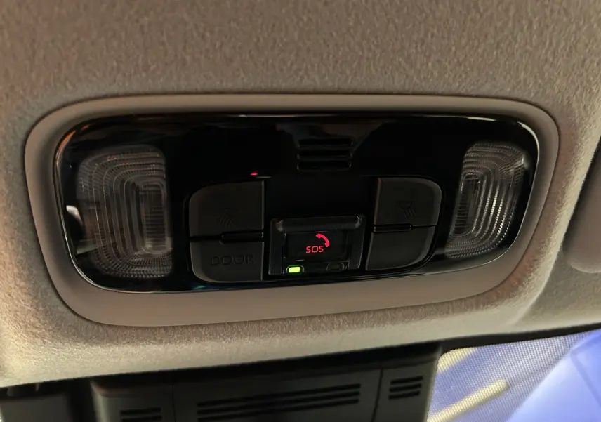 Vue rapprochée du plafonnier intérieur avec bouton SOS rouge et éclairages de lecture sur Toyota Yaris Cross gris minéral.