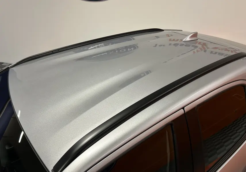 Vue en plongée sur le toit gris minéral d'une Toyota Yaris Cross 2025 avec barres de toit et antenne requin.