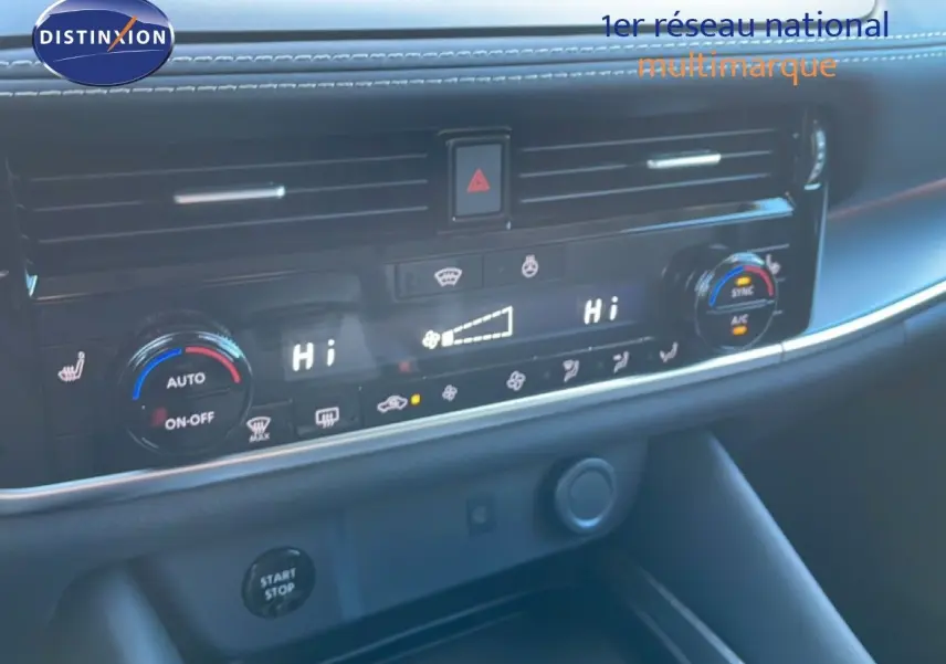 Détail du tableau de bord du Nissan Qashqai 2025, montrant la console centrale avec commandes de climatisation numériques.