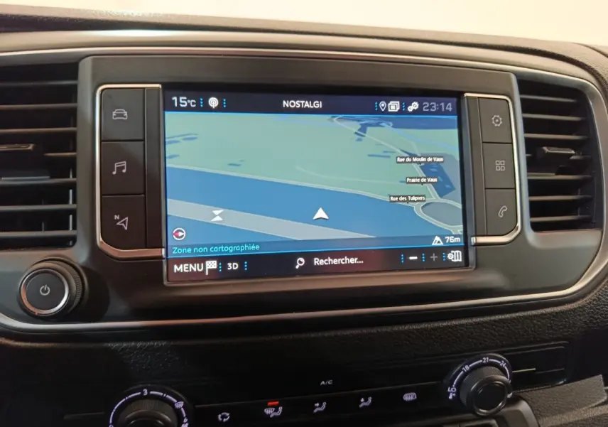 Gros plan sur l’écran tactile central du Peugeot Expert Fourgon blanc, affichant la navigation en mode 3D.